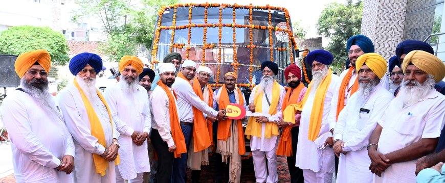 ਪੰਜਾਬ ਨੈਸ਼ਨਲ ਬੈਂਕ ਵੱਲੋਂ ਸ੍ਰੀ ਦਰਬਾਰ ਸਾਹਿਬ ਲਈ ਬੱਸ ਭੇਟ, ਐਡਵੋਕੇਟ ਧਾਮੀ ਨੇ ਬੈਂਕ ਅਧਿਕਾਰੀਆਂ ਨੂੰ ਕੀਤਾ ਸਨਮਾਨਿਤ